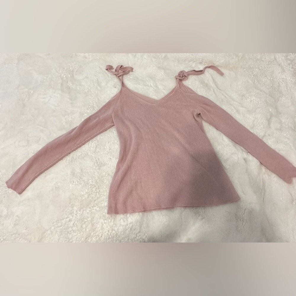 Really nice LOFT sweater, hardly used, and great condition, and size xs.
